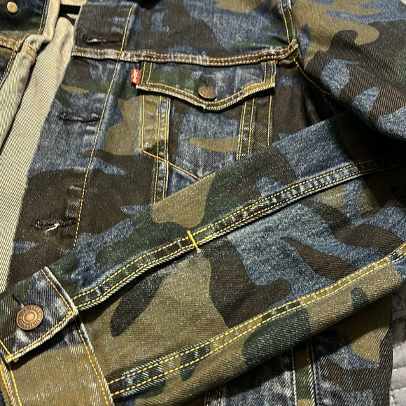 Levi’s Premium Trucker Jean Jacket - Picture 7 of 8